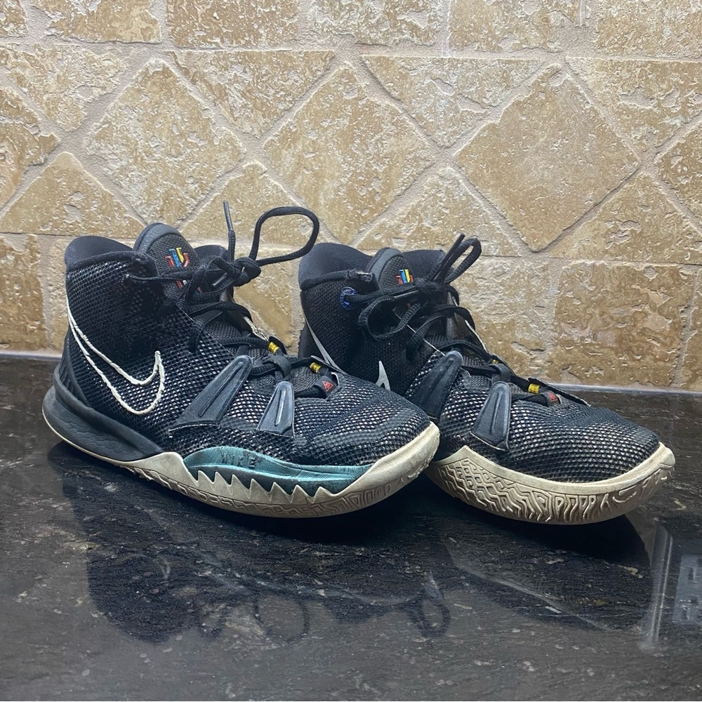 Boys Kyrie Nike Shoes Size 4.5